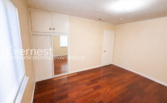 Building Photo - 4 Bed/3 Bath Home with Fenced Yard & Garage / Available Now!