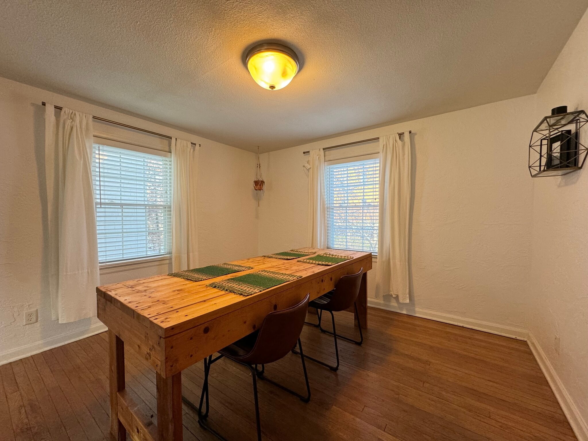 Building Photo - 620 E 63rd Ter