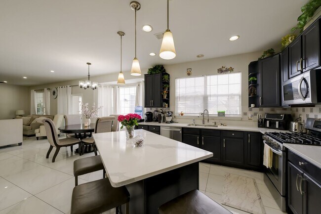 Building Photo - Luxurious Single Family Home in Emerald Farm