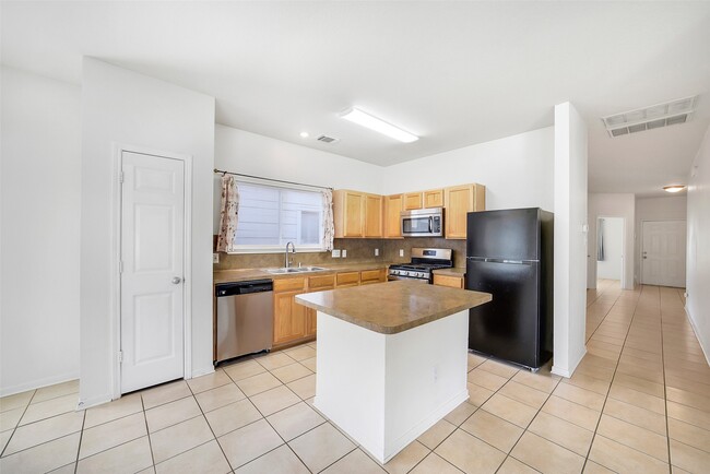 Building Photo - 1102 Grassy View Dr