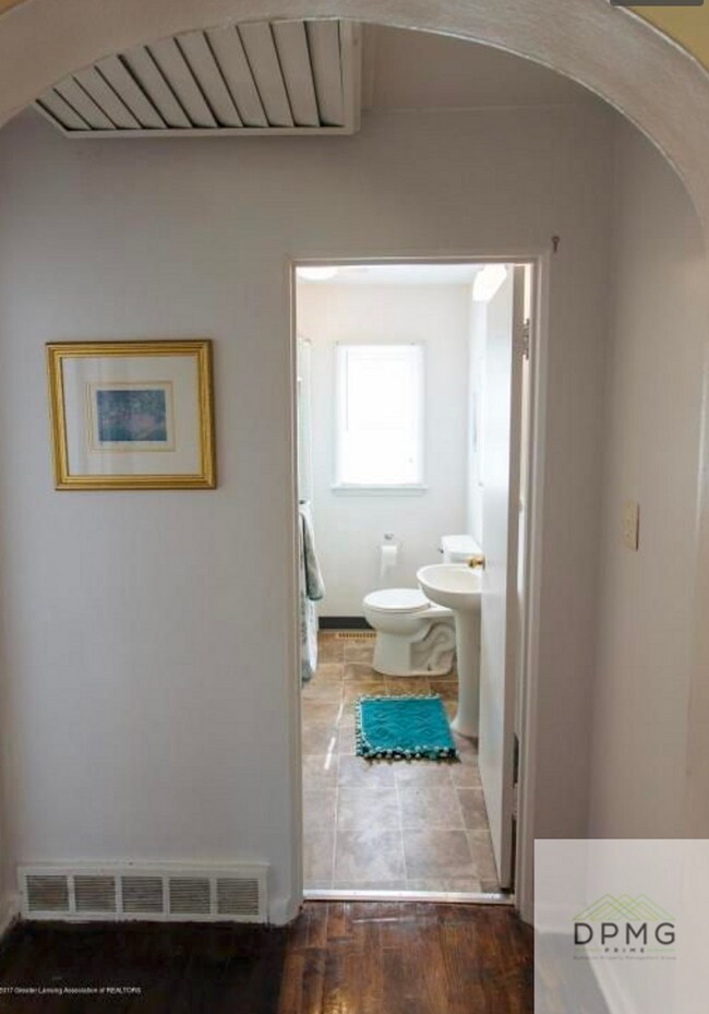 Building Photo - 621 W Hodge Ave