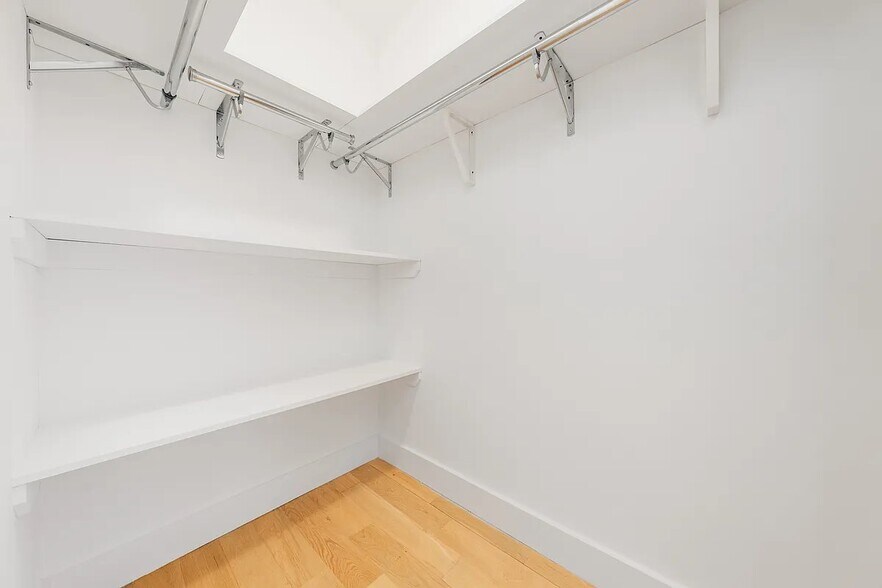 Building Photo - 207 Central Pk N