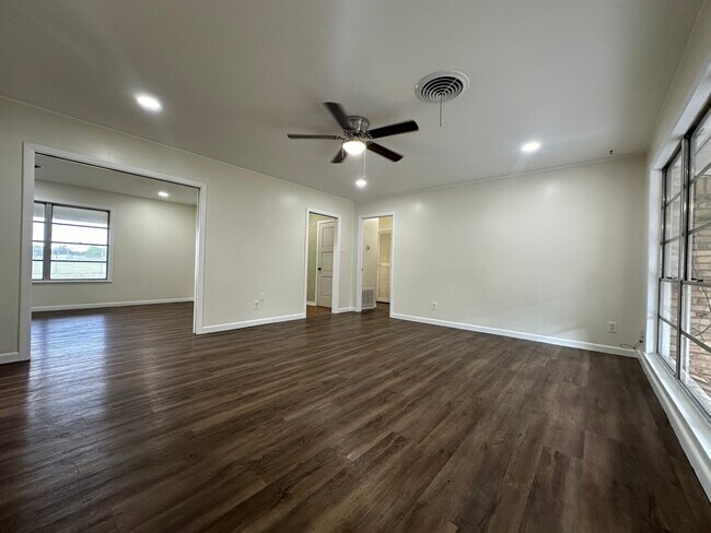 Building Photo - 711 E Locust Ave