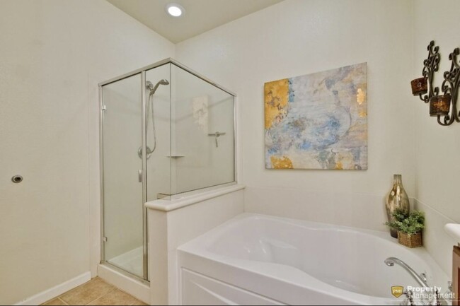 Master bathroom - 1134 Campbell Ave