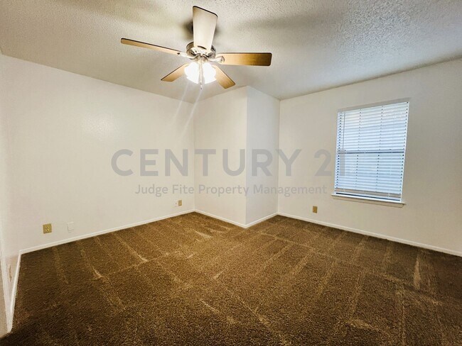 Building Photo - 929 W Hickory St