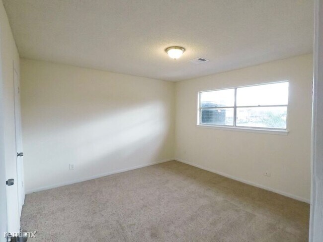 Building Photo - 2 br, 2 bath Townhome - 6609 Brittmoore Rd