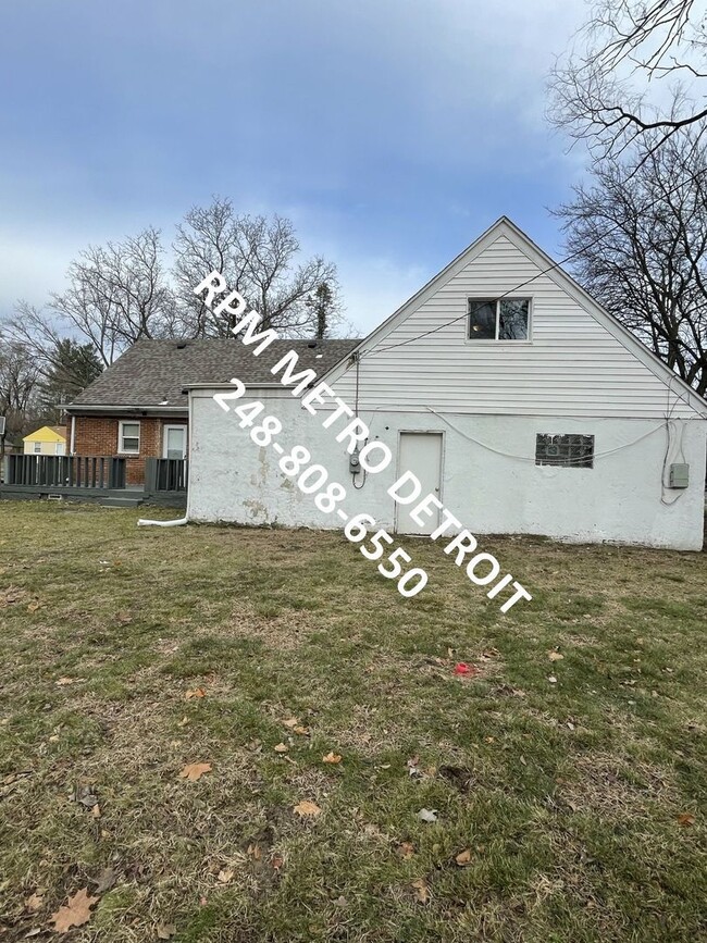 Building Photo - Southfield Bungalow Ready to be Your Home.