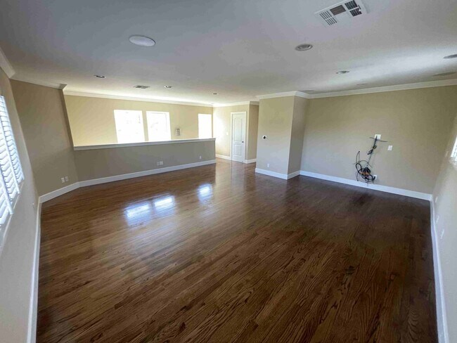 Building Photo - 4432 Bakman Ave