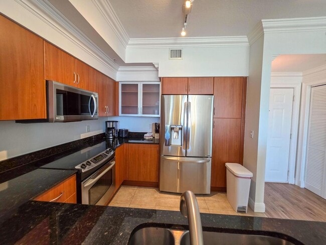 Building Photo - 806 E Windward Way