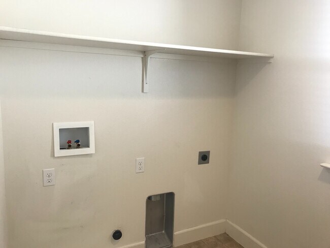 Building Photo - Now Available – 4 Bedroom Home with Loft i...