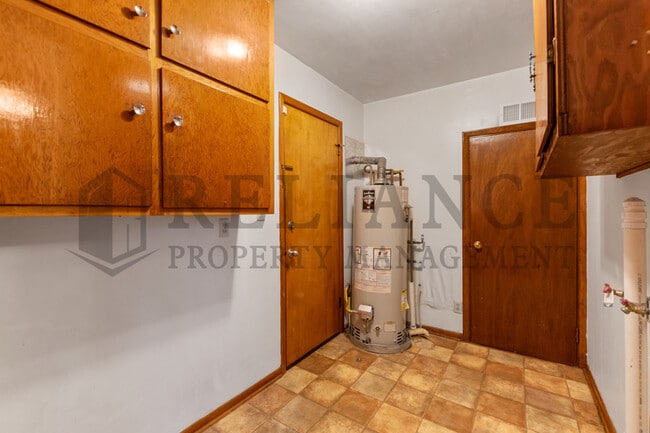 Building Photo - 1707 S Mission Rd