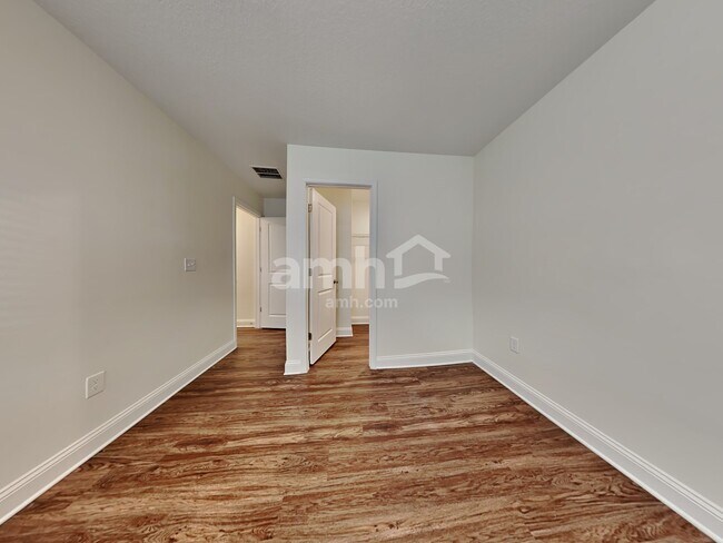 Building Photo - 118 Banyan Frst Dr