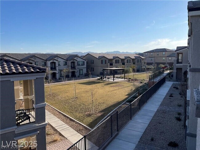 Building Photo - 645 Bellus Pl