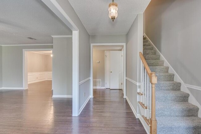 Building Photo - 2453 Riverlook Dr