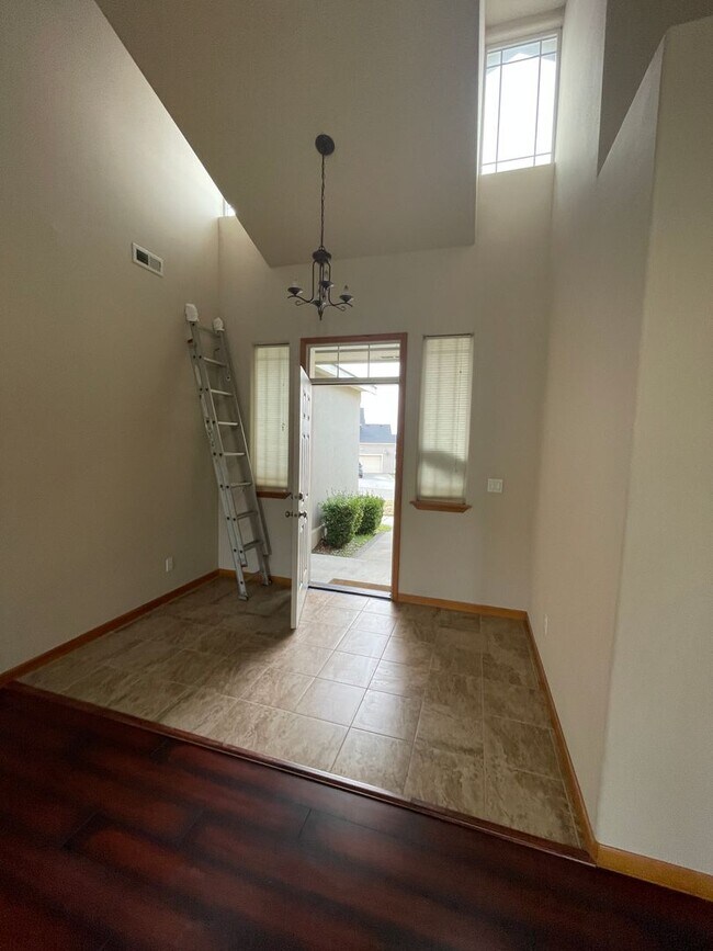 Building Photo - Amazing family home in the perfect location!