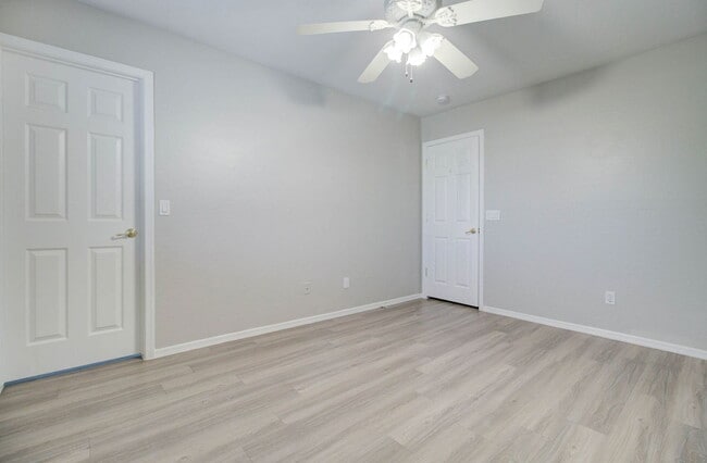 Building Photo - 2026 E County Down Dr
