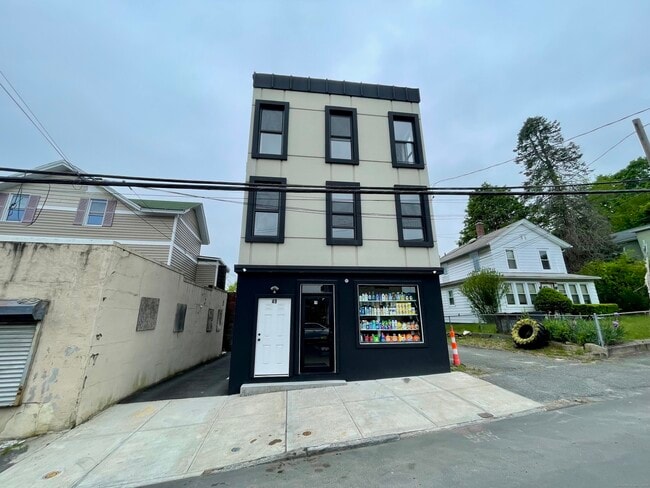 Primary Photo - 49 Hill St