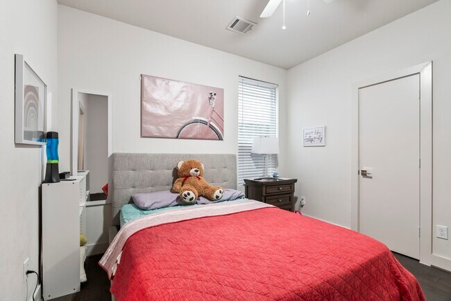 Building Photo - 2210 Lou Ellen Ln