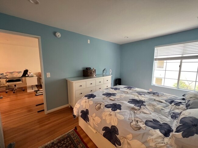 Bedroom - 5520 Owensmouth Ave