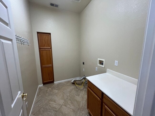 Building Photo - 4-bedroom single story located in Sylvan S...