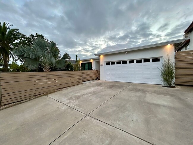 Building Photo - Stunning 3 Bedroom with Pool and Views in ...