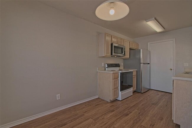 Building Photo - 2211 Creekside Ln