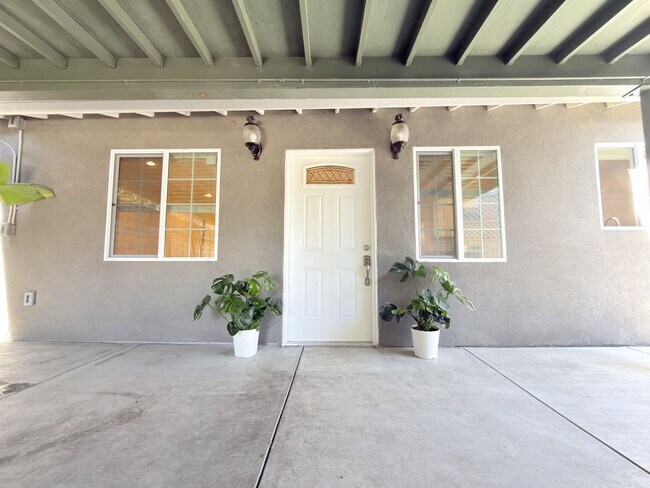 Building Photo - Modern 2BD/2BA ADU in Prime Toluca Terrace Location