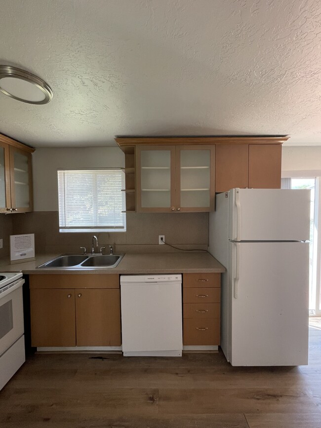 Building Photo - Spacious Home in Magna – Convenient Location! 1st month's rent free!
