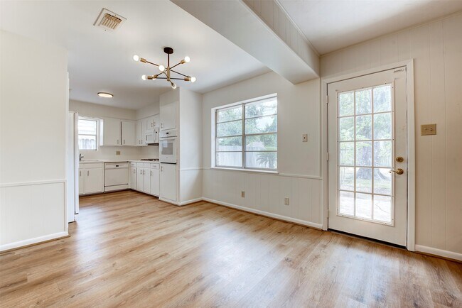Building Photo - 3218 Crestdale Dr