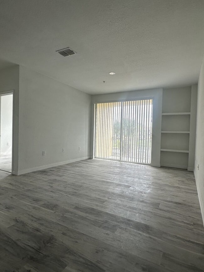 Building Photo - Beautifully Renovated 4 Bed / 2 Bath Condo in Visconti West Condominium- Water View