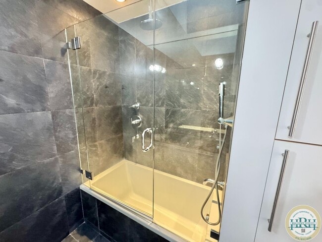 Building Photo - Tranquil & Spacious 2 BR/Den/ 1 BA Condo in the Central Richmond District