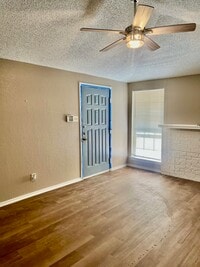 Building Photo - 704 Long Ct