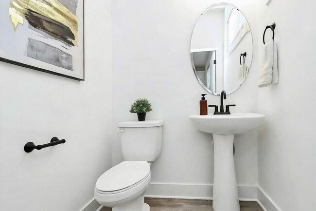 Building Photo - 206 Nelson Ave