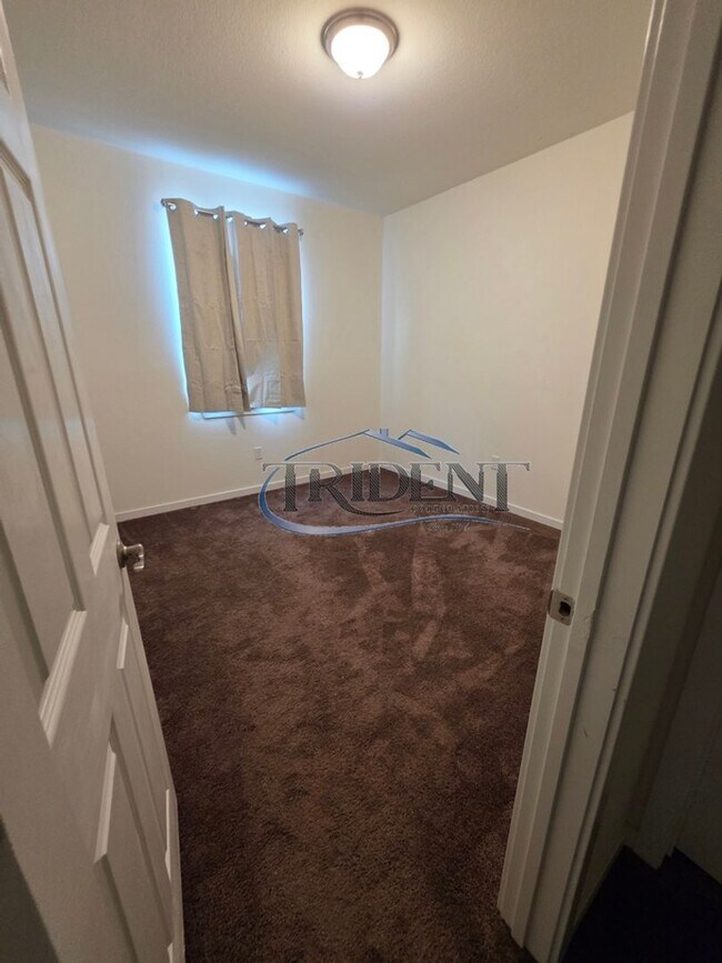 Building Photo - 2062 River Rock Dr