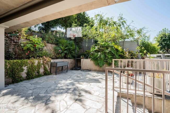 Building Photo - 116 S Glenroy Ave