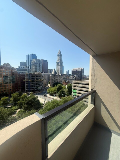Building Photo - 65 E India Row