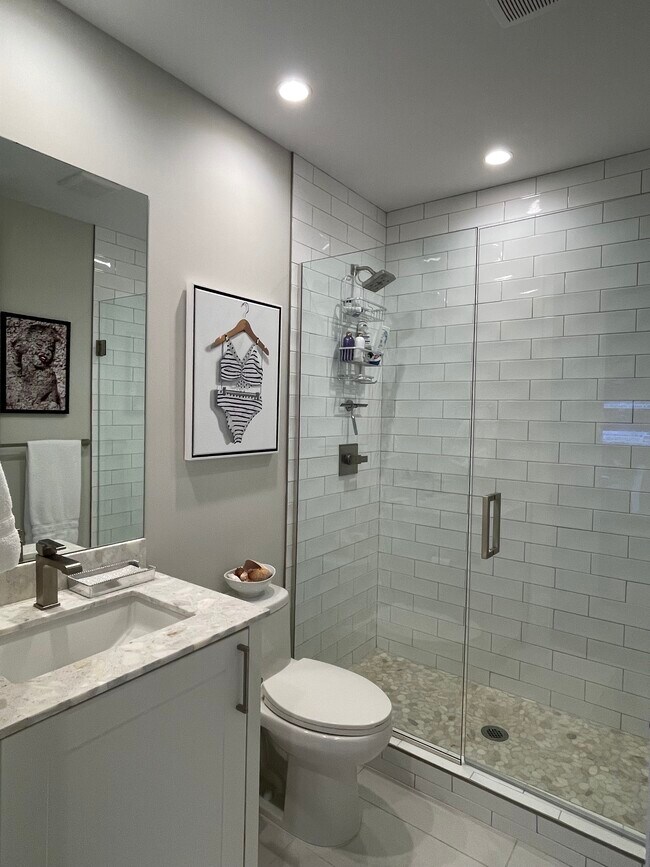 Guest Bath - 1111 Central Ave