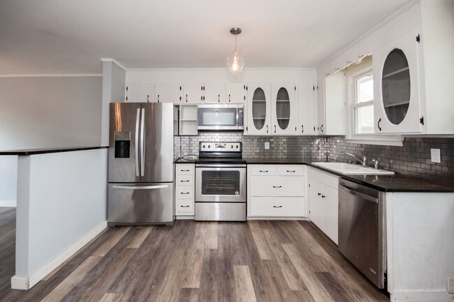 Building Photo - Huge 4 Bedroom 2 Bath Sylvan Park Classic! AVAILABLE NOW. Perfect for Roommates or a Home Office....