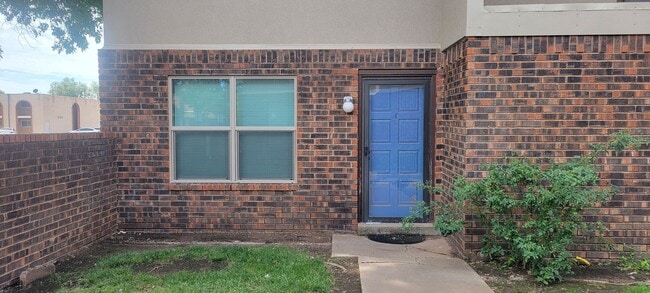 Building Photo - UPDATE CONDOMINIUM IN COLONIAL PARK