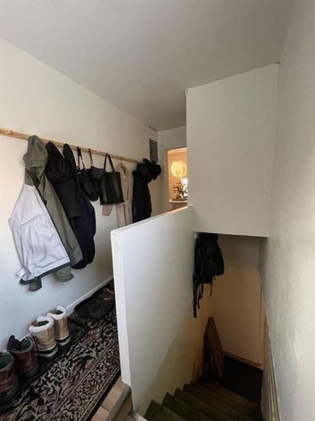 Building Photo - Beautiful remodeled 2 bedroom, 1 bath hous...