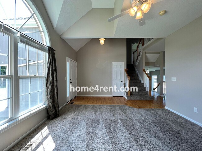 Building Photo - Wonderful Northland Home w/ Hardwood Floors and Plenty of Space!!