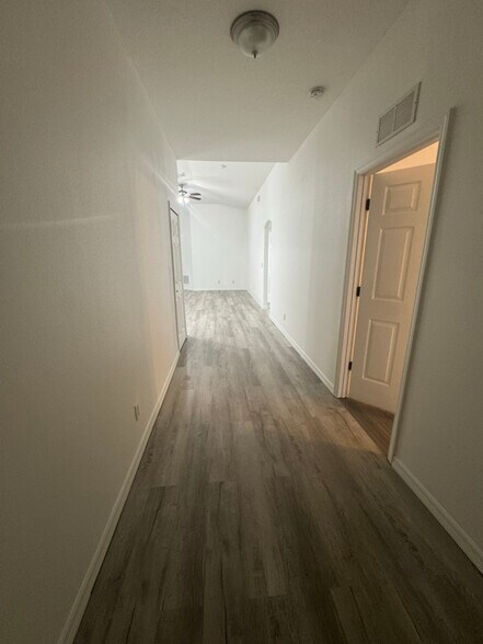 Building Photo - 833 Greenleaf Cir