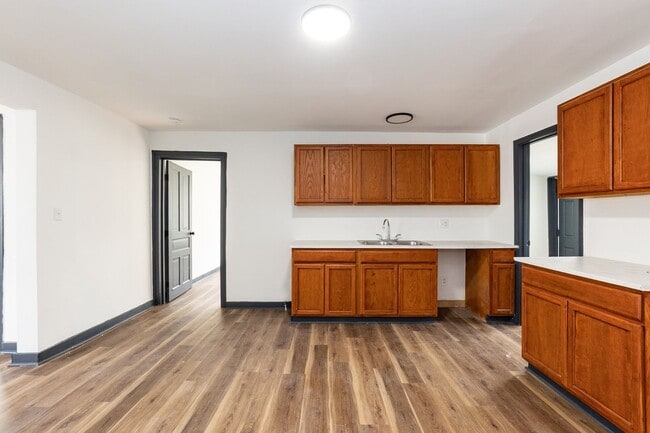 Building Photo - Spacious Three Bedroom Remodeled Home!