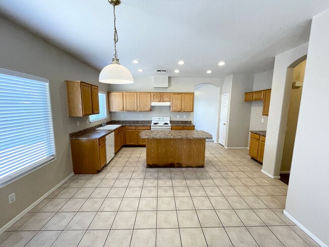 Building Photo - Sharp & Clean 4 Bedroom/ 2 Bath Single Lev...