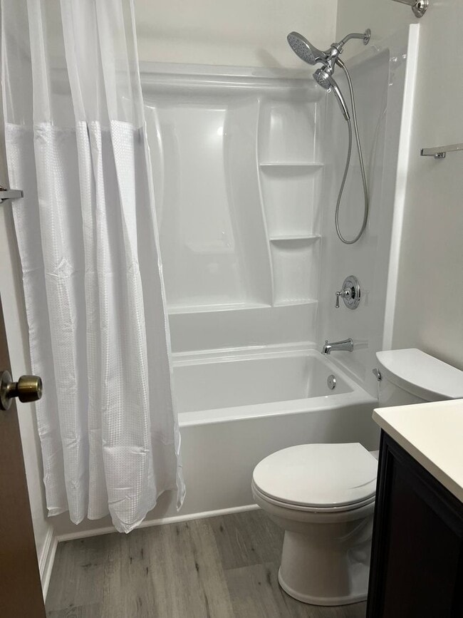 Building Photo - Renovated End-Unit Ready to Move-In