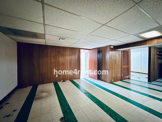 Building Photo - Charming Duplex Style Home with New Paint, Updated Floors, Finished Basement and a Quiet Back Patio!