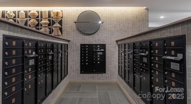 Building Photo - 515 Royal Ct