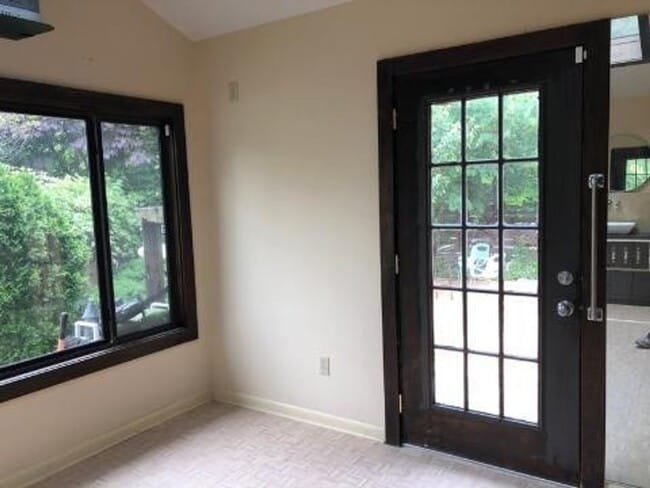 Building Photo - This gem is situated and Lovely 3BE/2BA on a quiet street in Warner Park