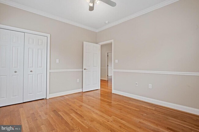 Building Photo - 5905 Lone Oak Dr