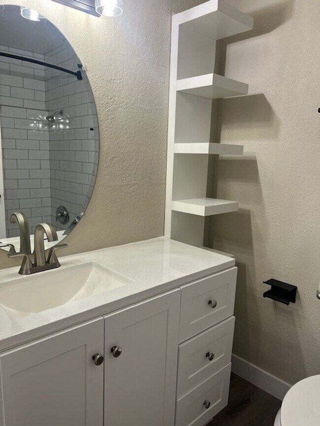 Building Photo - Beautiful Fully Rehabbed Ground Floor Loca...